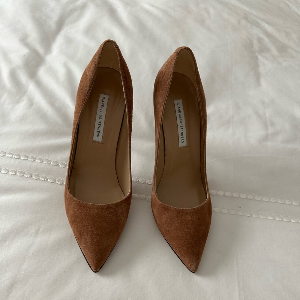DVF 4inch Suede pumps size 8 … lightly worn and only indoors. Gorgeous EUC